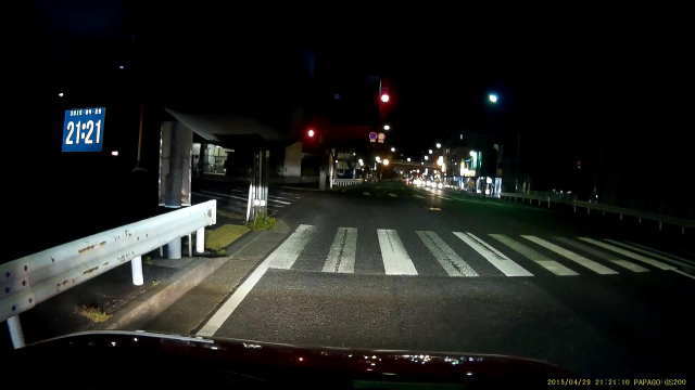 GoSafe 200夜間映像（街灯と赤信号の区別）