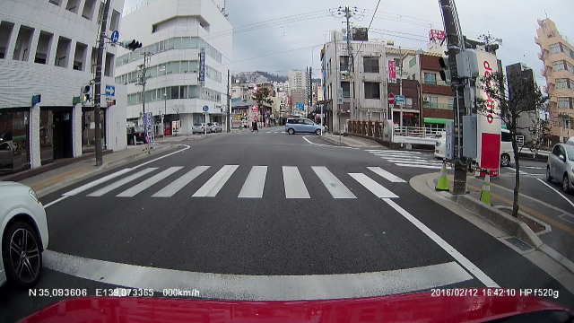 電柱の陰に潜む人影