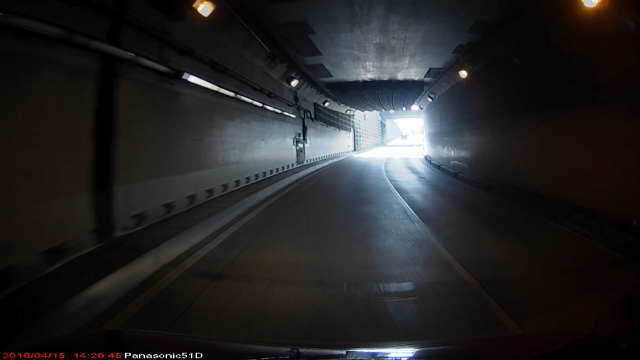 CA-XDR51D(HDR)トンネル出口手前50m付近比較