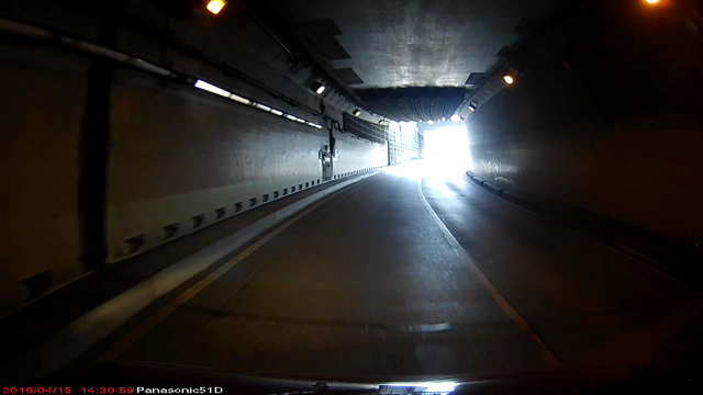 トンネル出口の白飛び
