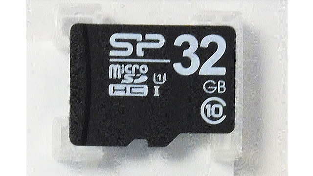 附属の32GB microSDHCメモリーカード