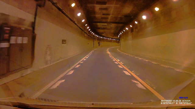 トンネル通過中