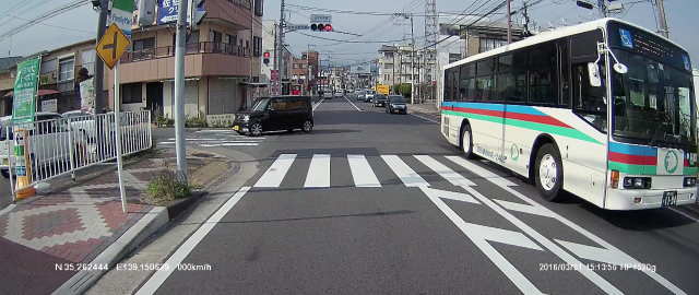 赤信号と対向車のナンバープレート