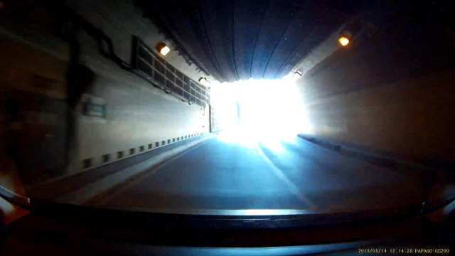 フィット搭載時のトンネル出口付近の白とび