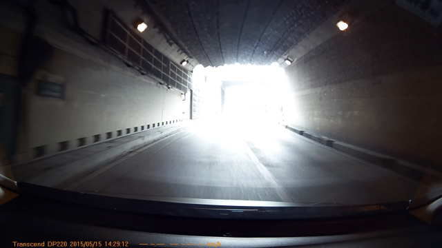 トンネル出口付近の白とび（FIT３取り付け）