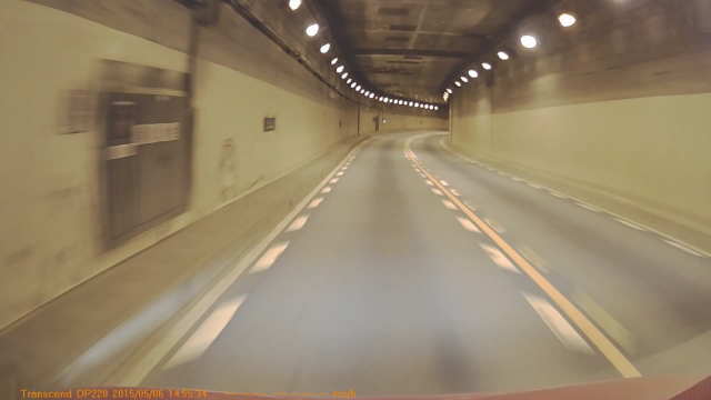 トンネル内を中速で走行